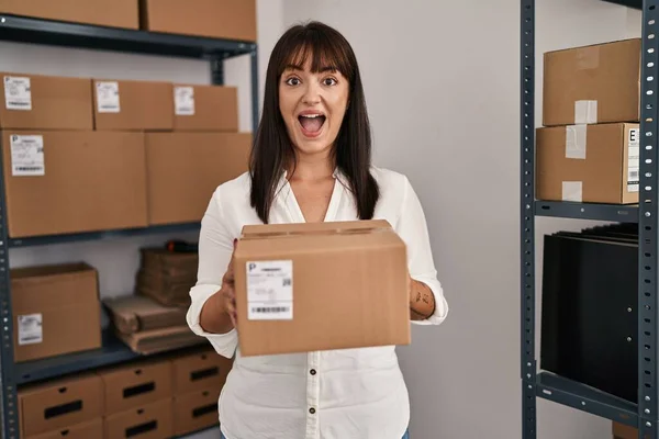 Junge Brünette Frau Arbeitet Bei Kleinen Unternehmen Commerce Holding Paket — Stockfoto