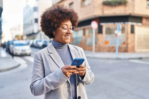 Mujer Afroamericana Ejecutiva Sonriendo Confiada Usando Smartphone Calle — Foto de Stock