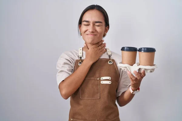 Mujer Hispana Joven Usando Delantal Camarera Profesional Sosteniendo Café Tocando —  Fotos de Stock