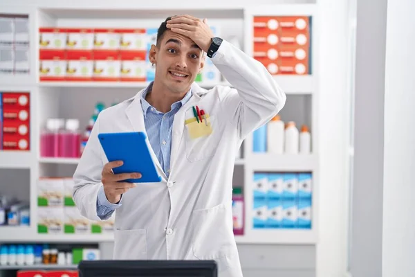 Bonito Homem Hispânico Trabalhando Farmácia Farmácia Farmácia Com Tablet Estressado — Fotografia de Stock