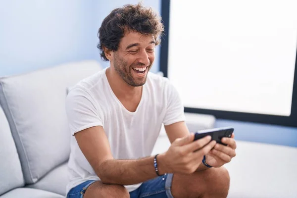Genç Spanyol Adam Akıllı Telefondan Video Izliyor Evdeki Kanepede Oturuyor — Stok fotoğraf