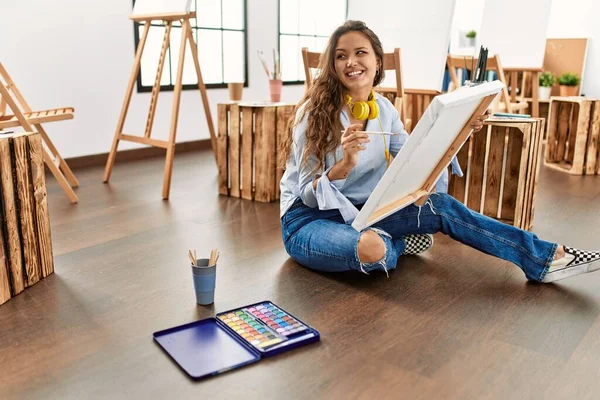 Joven Mujer Hispana Hermosa Artista Sonriendo Dibujo Seguro Estudio Arte — Foto de Stock
