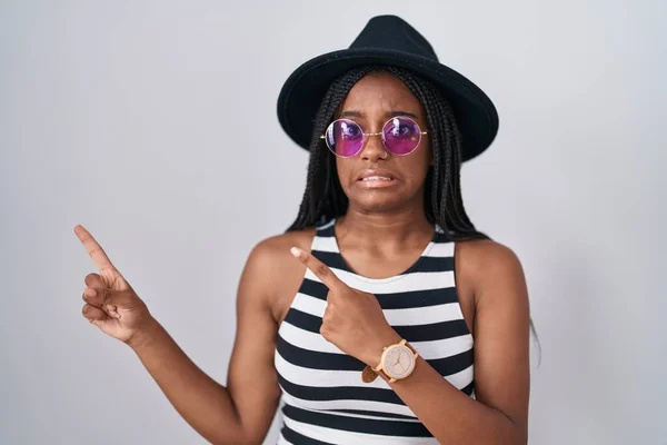 Молодой Африканский Американец Косичками Шляпе Солнцезащитных Очках Указывая Сторону Взволнованный — стоковое фото