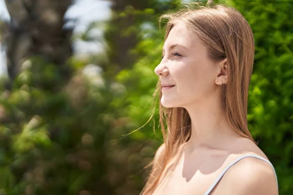 Joven Mujer Caucásica Sonriendo Confiada Mirando Lado Parque —  Fotos de Stock