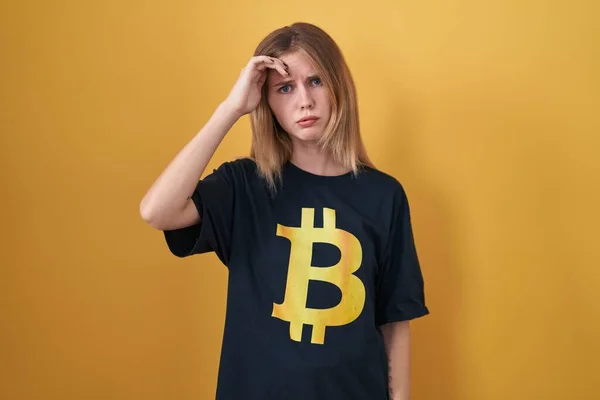 Blond Blanke Vrouw Dragen Bitcoin Shirt Bezorgd Gestrest Een Probleem — Stockfoto