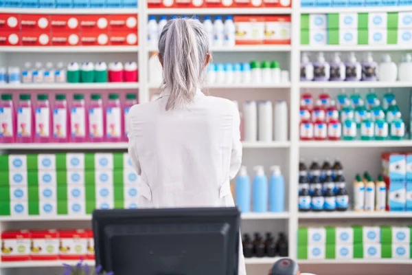 Mujer Mediana Edad Con Tatuajes Trabajando Farmacia Pie Mirando Hacia —  Fotos de Stock