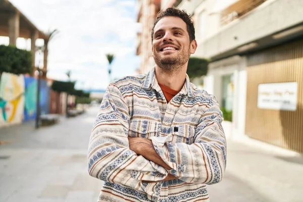 Νεαρός Ισπανός Χαμογελαστός Αυτοπεποίθηση Στέκεται Σταυρωμένα Χέρια Στο Δρόμο — Φωτογραφία Αρχείου