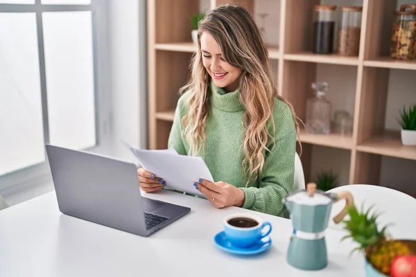 Junge Frau Liest Dokument Mit Laptop Hause — Stockfoto