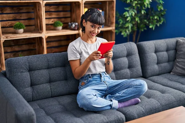 Νεαρή Γυναίκα Που Χρησιμοποιεί Touchpad Κάθεται Στον Καναπέ Στο Σπίτι — Φωτογραφία Αρχείου
