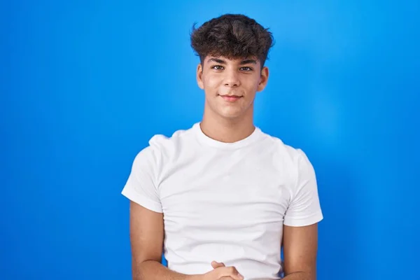 Adolescent Hispanique Debout Sur Fond Bleu Avec Les Mains Jointes — Photo