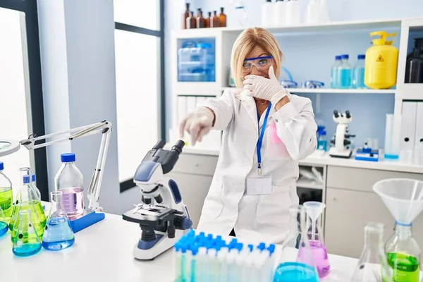 Блондинка Середнього Віку Працює Лабораторії Вченого Сміючись Над Вами Вказуючи — стокове фото