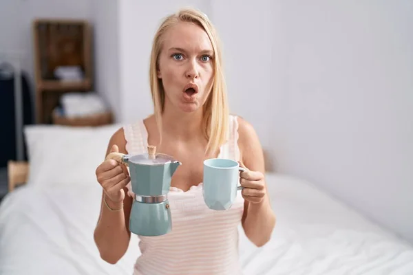 Młoda Biała Kobieta Pijąca Kawę Łóżku Przestraszona Zszokowana Zaskakującą Ekspresją — Zdjęcie stockowe