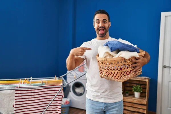 Joven Hombre Hispano Con Barba Sosteniendo Cesta Ropa Sonriendo Feliz — Foto de Stock