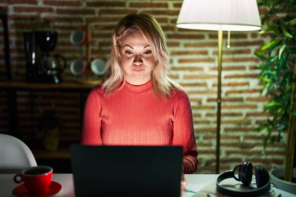 Blonde Frau Mit Laptop Der Nacht Hause Die Wangen Mit — Stockfoto