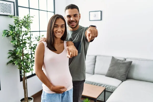 Jong Interraciaal Paar Verwacht Een Baby Aanraken Zwangere Buik Wijzen — Stockfoto