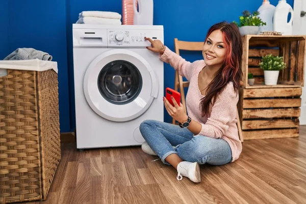 Young Caucasian Woman Using Smartphone Turning Washing Machine Laundry Room — Stock Photo, Image