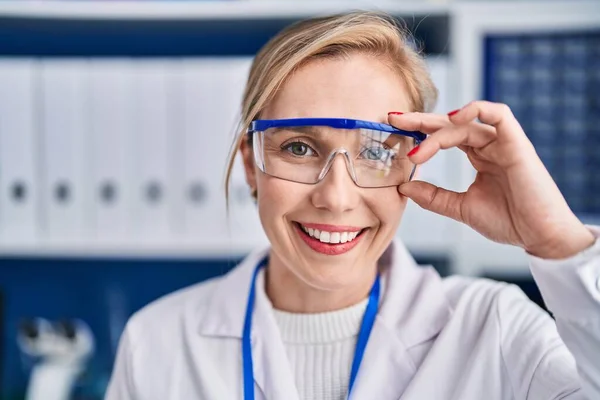 Fiatal Szőke Tudós Mosolygós Magabiztos Áll Laboratóriumban — Stock Fotó