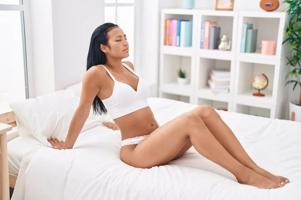 Ung Vacker Latinamerikansk Kvinna Underkläder Sitter Sängen Sovrummet — Stockfoto