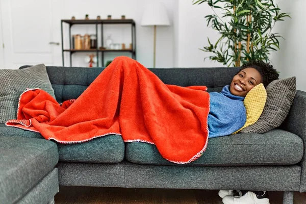 Afričanky Americká Žena Usměvavá Sebevědomí Ležící Pohovce Doma — Stock fotografie