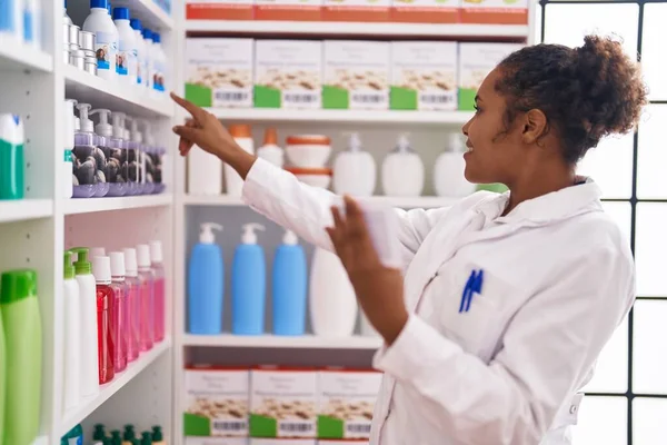 Afroamerikansk Kvinna Farmaceut Läsa Recept Innehav Produkt Hyllan Apotek — Stockfoto