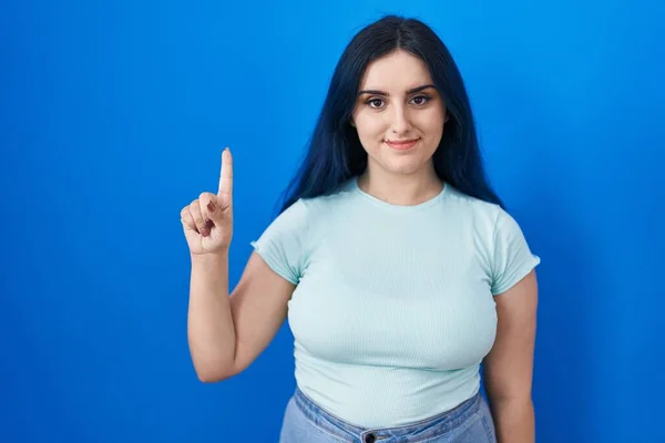 Young Modern Girl Blue Hair Standing Blue Background Showing Pointing — Foto de Stock