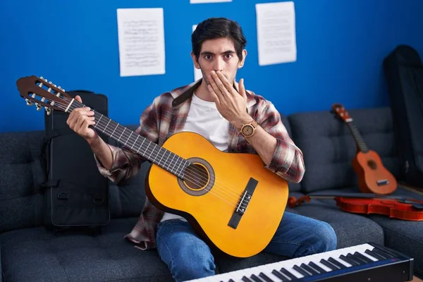 Jovem Hispânico Tocando Guitarra Clássica Estúdio Música Cobrindo Boca Com — Fotografia de Stock