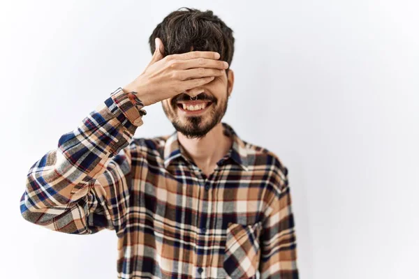 Латиноамериканец Бородой Стоящий Изолированном Фоне Улыбаясь Смеясь Закрывая Глаза Рукой — стоковое фото