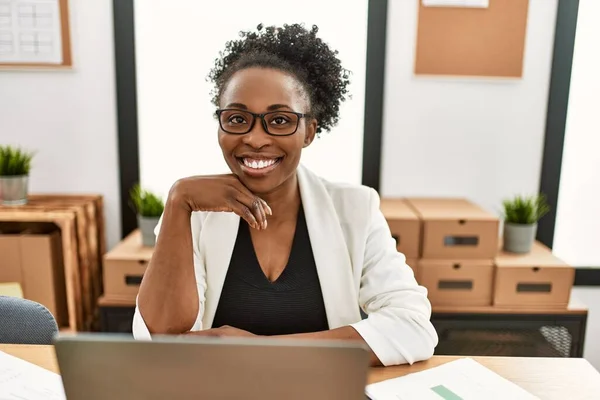 Αφρο Αμερικανίδα Επιχειρηματίας Χαμογελώντας Αυτοπεποίθηση Κάθεται Στο Τραπέζι Στο Γραφείο — Φωτογραφία Αρχείου