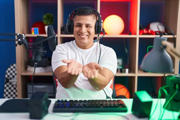 Jovem Hispânico Jogando Videogames Sorrindo Com Mãos Palmas Juntas Recebendo — Fotografia de Stock