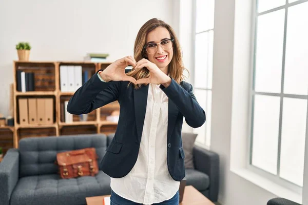 Jonge Vrouw Die Consultatiebureau Werkt Glimlachend Liefde Hartsymbool Vorm Gevend — Stockfoto