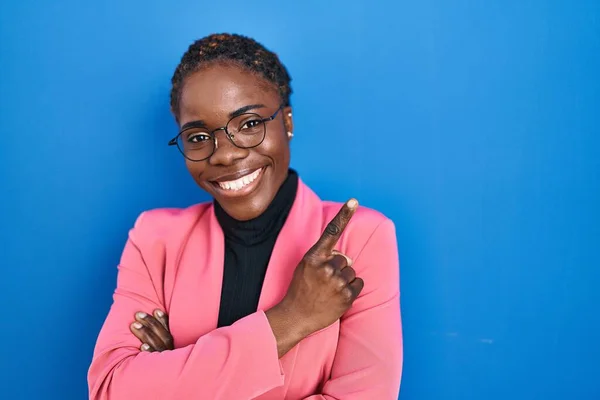 Beautiful Black Woman Standing Blue Background Big Smile Face Pointing — Stockfoto