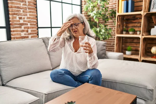 Mujer Mediana Edad Que Sufre Dolor Cabeza Agua Potable Casa — Foto de Stock