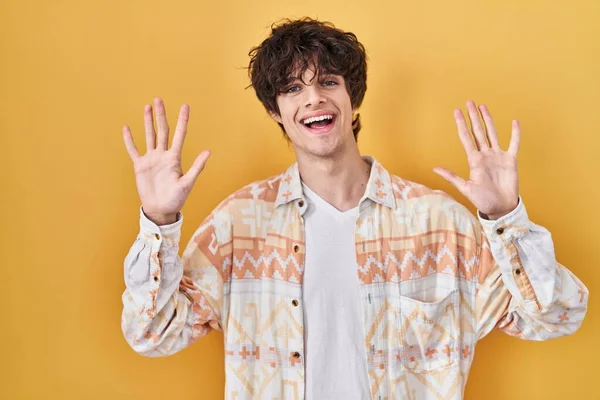 Młody Mężczyzna Letniej Koszuli Pokazuje Wskazuje Palcami Numer Dziesięć Uśmiechając — Zdjęcie stockowe
