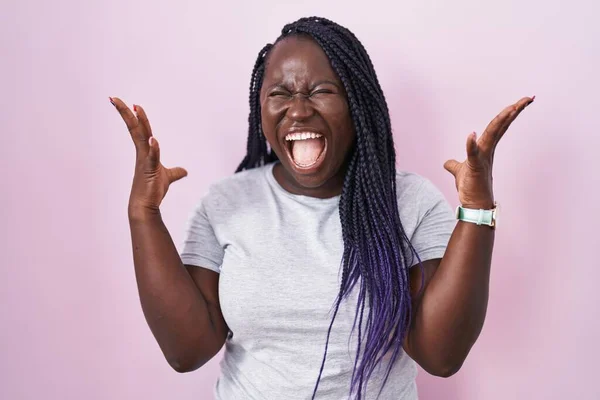 Mujer Africana Joven Pie Sobre Fondo Rosa Celebrando Loco Loco —  Fotos de Stock