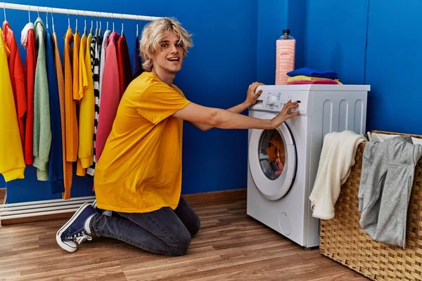 Genç Sarışın Adam Kendinden Emin Gülümsüyor Çamaşır Odasında Çamaşır Makinesini — Stok fotoğraf