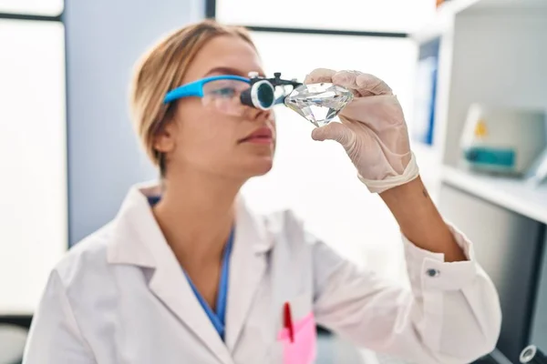 Ung Latinamerikansk Kvinna Forskare Tittar Diamant Med Zoom Glasögon Laboratoriet — Stockfoto