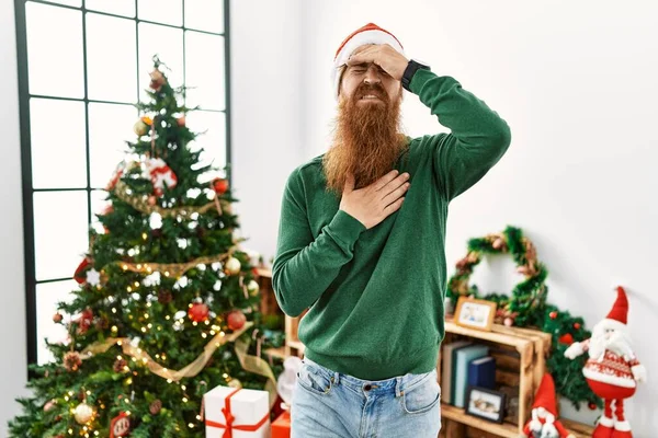 Homem Ruivo Com Barba Comprida Usando Chapéu Natal Pela Árvore — Fotografia de Stock