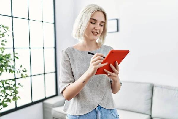 Young Caucasian Woman Smiling Confident Using Touchpad Home — Stock fotografie