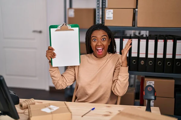 Jeune Afro Américain Avec Des Tresses Travaillant Dans Commerce Électronique — Photo