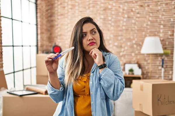 Mujer Hispana Joven Sosteniendo Resultado Prueba Embarazo Nuevo Hogar Cara — Foto de Stock