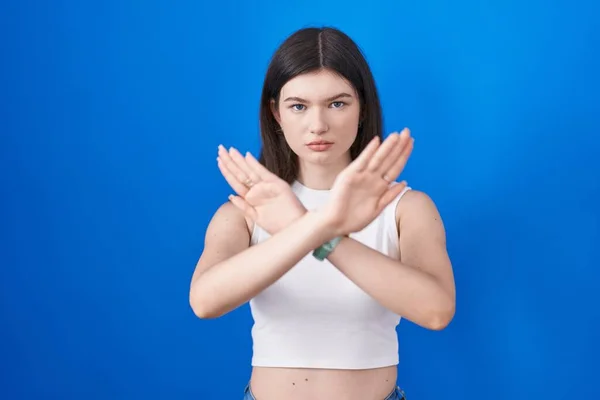 Jonge Blanke Vrouw Staande Blauwe Achtergrond Afwijzing Expressie Kruisen Armen — Stockfoto