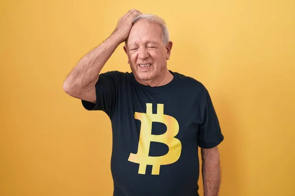 Homem Sênior Com Cabelos Grisalhos Vestindo Camiseta Bitcoin Confundir Perguntando — Fotografia de Stock