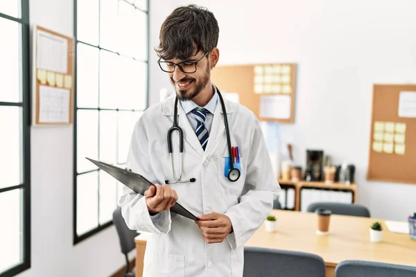 Joven Médico Hispano Sonriendo Confiado Trabajando Clínica —  Fotos de Stock