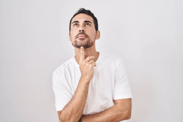 Handsome Hispanic Man Standing White Background Thinking Concentrated Doubt Finger — ストック写真