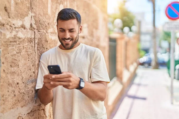 Νέοι Ισπανόφωνοι Χαμογελώντας Αυτοπεποίθηση Χρησιμοποιώντας Smartphone Στο Δρόμο — Φωτογραφία Αρχείου