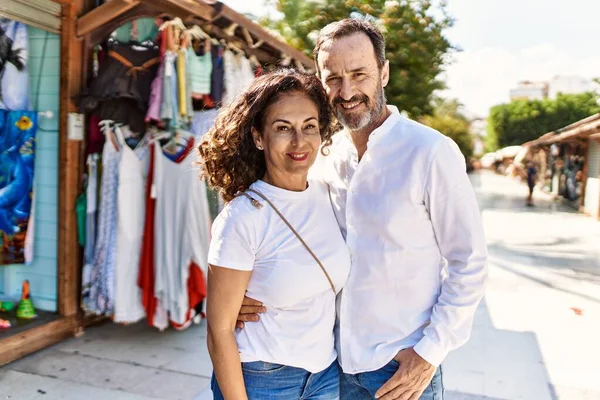 Pareja Hispana Mediana Edad Sonriendo Feliz Abrazándose Ciudad —  Fotos de Stock