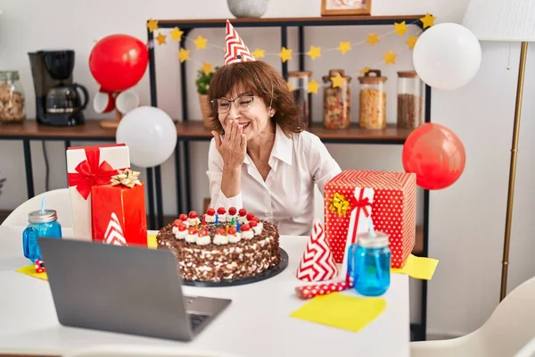 Mujer Mediana Edad Celebrando Cumpleaños Teniendo Videollamada Casa — Foto de Stock