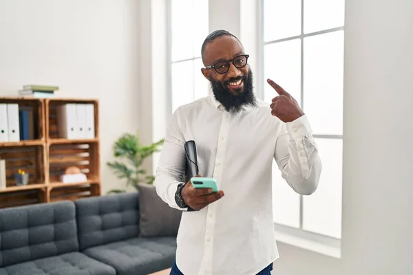 Африканський Американець Який Працює Терапевтичній Конторі Користуючись Смартфоном Усміхається Радістю — стокове фото
