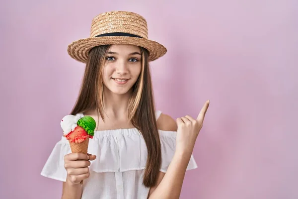 Adolescente Tenant Crème Glacée Gaie Avec Sourire Sur Visage Pointant — Photo
