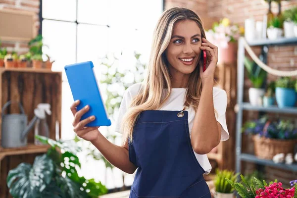 Mladá Blondýna Žena Květinářství Mluví Smartphone Pomocí Touchpad Květinářství — Stock fotografie
